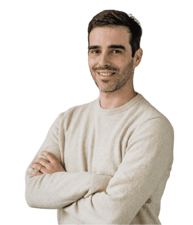 Nelson Rodrigues, CEO of Mediaweb, smiling with arms crossed